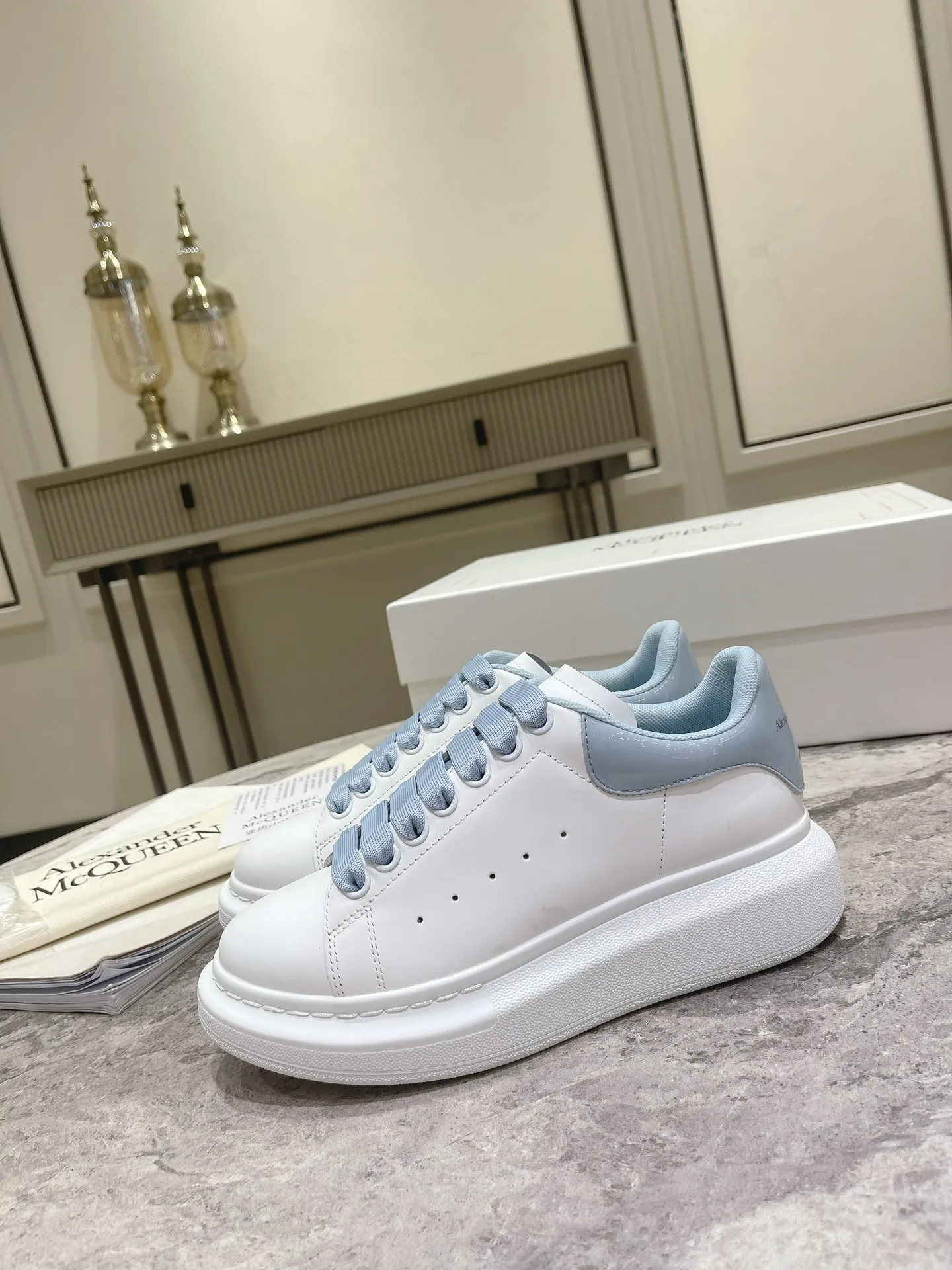 👟👟Ex-factory price 480👟👟 Men's size +10 High-quality upgraded version🔥Real shot of Alexander McQUEEN (McQueen)🎉The highest quality silk cowhide version on the market🎊, imported water-dyed sheepskin inside, counter 1:1 replica, star style T stage catwalk, a must-have for fashionistas , the original high-temperature and ultra-clear air compressor logo on the foot, absolutely counter-matched version, the arc of the back bag is truly genuine 0⃣️ difference, using an exclusive privately molded double-layer vacuum outsole, which is light on the foot and has excellent rebound! Running🏃✈️The first choice item for outdoor sports💅💅Trend and fashion coexist📣 Women’s style: 35-39, Men’s style: 39-44